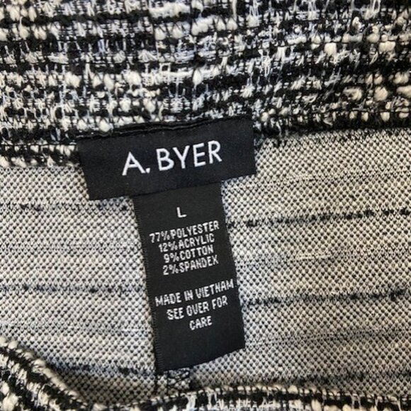 NEW WITH TAGS - A Byer Tweed skirt - Picture 3 of 4